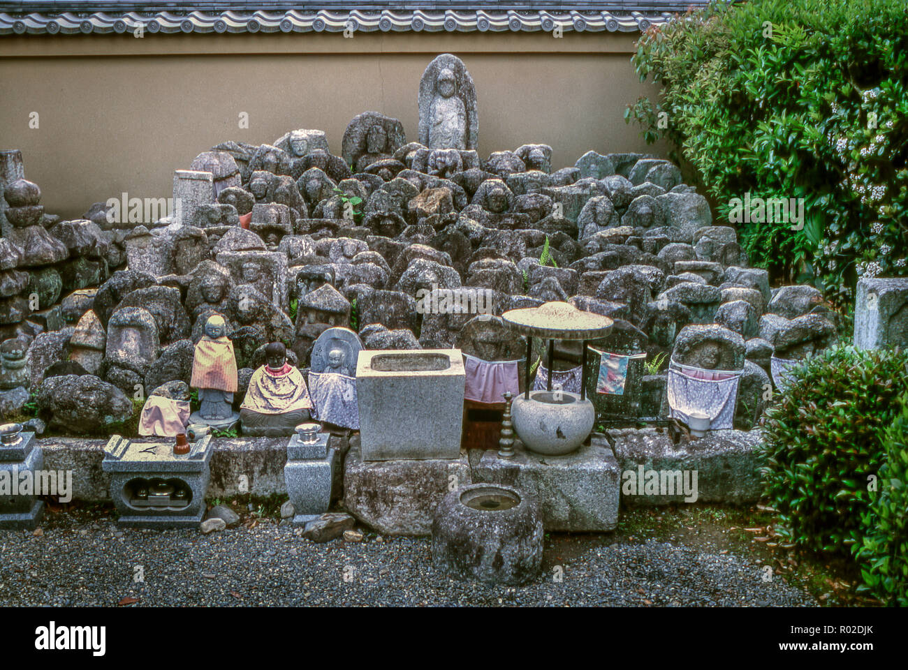 Small stone statues at Daitoku-ji temple, Kyoto, Japan Stock Photo - Alamy