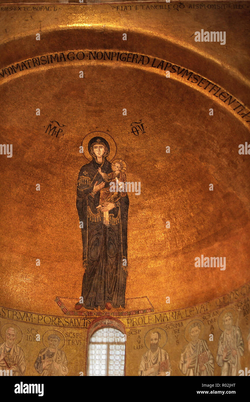 Cattedrale di Santa Maria Assunta, Torcello, Veneto, Italy: the fine Byzantine mosaic of the Madonna col Bambino in the half dome of the central apse Stock Photo