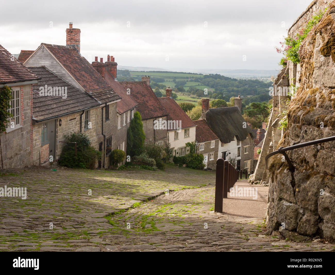 gold hill shaftesbury beautiful old england walkway path cottages