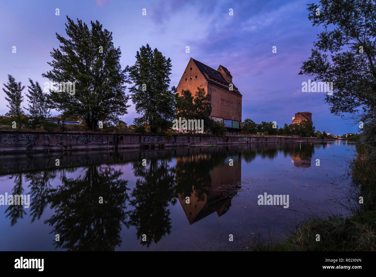 Lindenauer harbor at nightfall, blue hour, Leipzig, Germany | Lindenauer Hafen bei Enbruch der Nacht, blaue Stunde, Leipzig Stock Photo