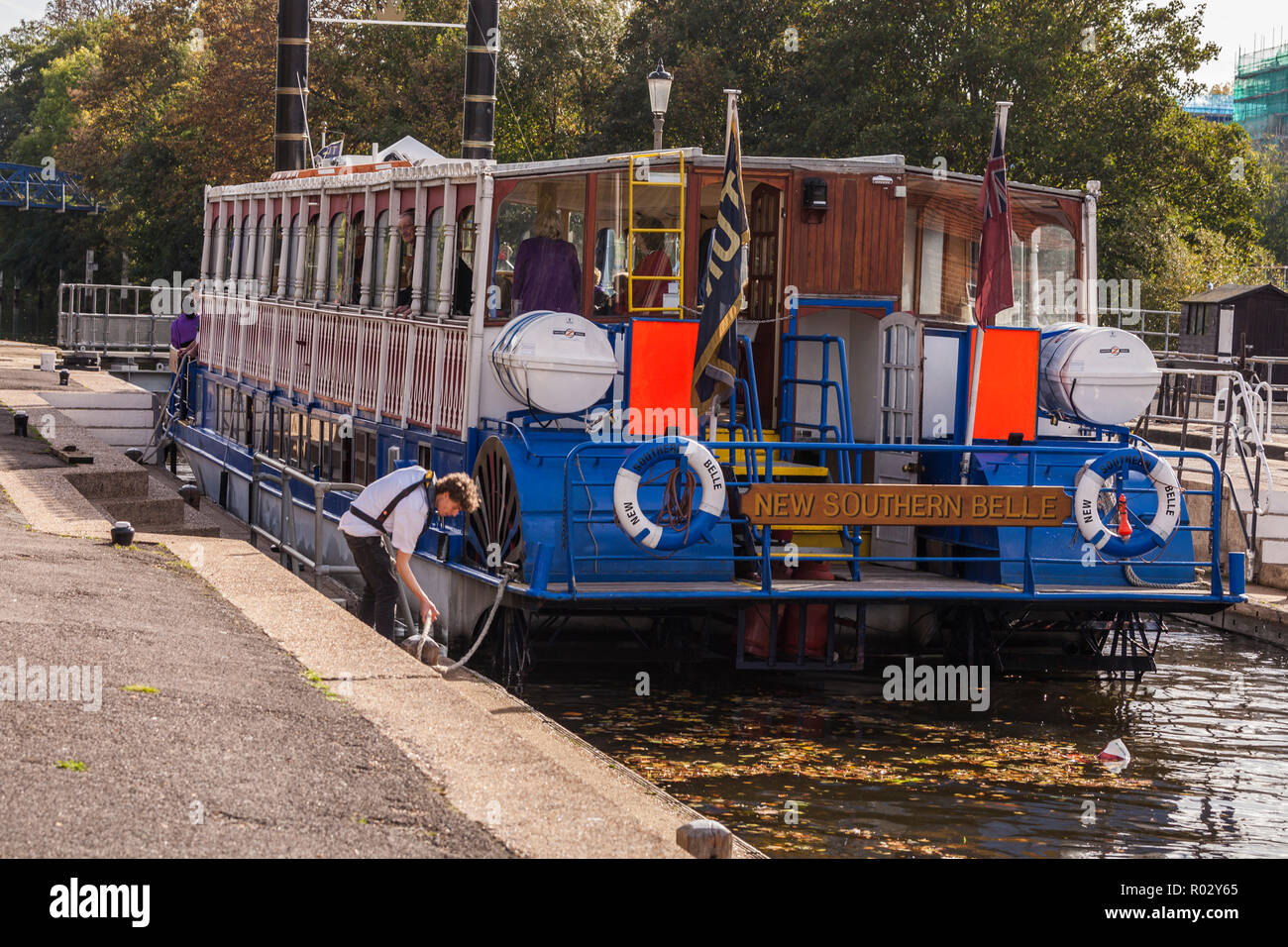 A man secures a cruise boat,the New Southern Belle, at Teddington Lock,England,UK Stock Photo
