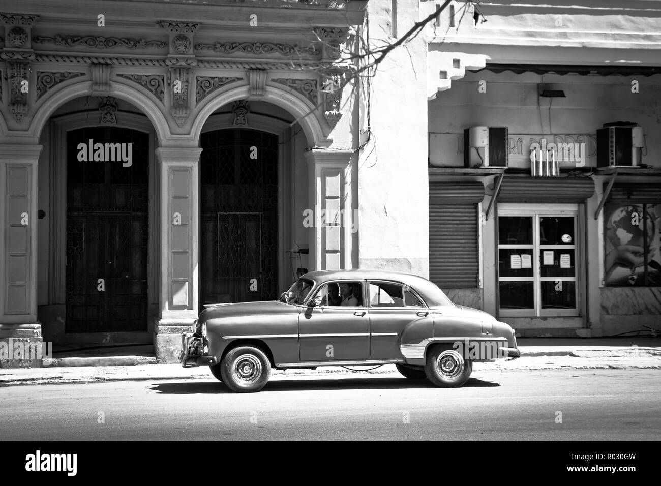 Havana is Cuba’s capital city dominated be Spanish colonial architecture.  The National Capitol Building is an iconic 1920s landmark. Classic cars ... Stock Photo