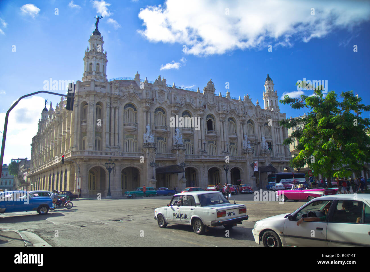 Havana is Cuba’s capital city dominated be Spanish colonial architecture.  The National Capitol Building is an iconic 1920s landmark. Classic cars ... Stock Photo