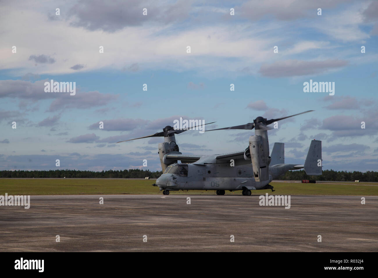 An MV-22 Osprey with Marine Medium Tiltrotor Squadron 264 (Reinforced), 22nd Marine Expeditionary Unit, waits for supplies while on a Foreign Humanitarian Assistance training exercise during the Carrier Strike Group 4 composite training unit exercise (COMPTUEX) aboard the Wasp-class amphibious assault ship USS Kearsarge (LHD 3), Oct. 18, 2018. COMPTUEX is the final pre-deployment exercise that certifies the combined Kearsarge Amphibious Ready Group and 22nd Marine Expeditionary Unit’s abilities to conduct military operations at sea and project power ashore through joint planning and execution  Stock Photo