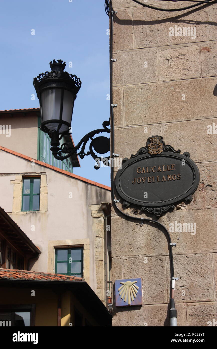 A scallop shell below a street sign for Cai Jovellanos in Aviles, Asturias, Spain Stock Photo