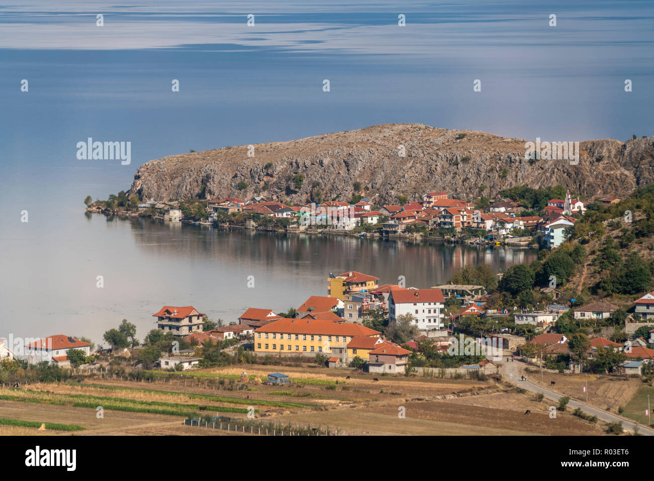 Halbinsel und Ortschaft Lin am Ohridsee,  Albanien, Europa |  Lin village and peninsula on Lake Ohrid, Albania, Europe Stock Photo