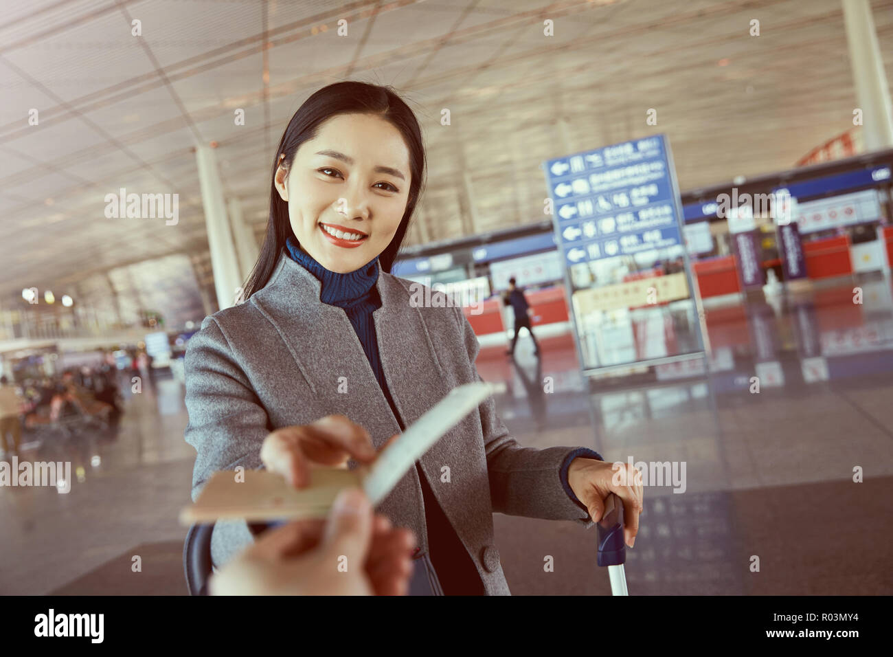 Business woman airport to camera hi-res stock photography and images ...