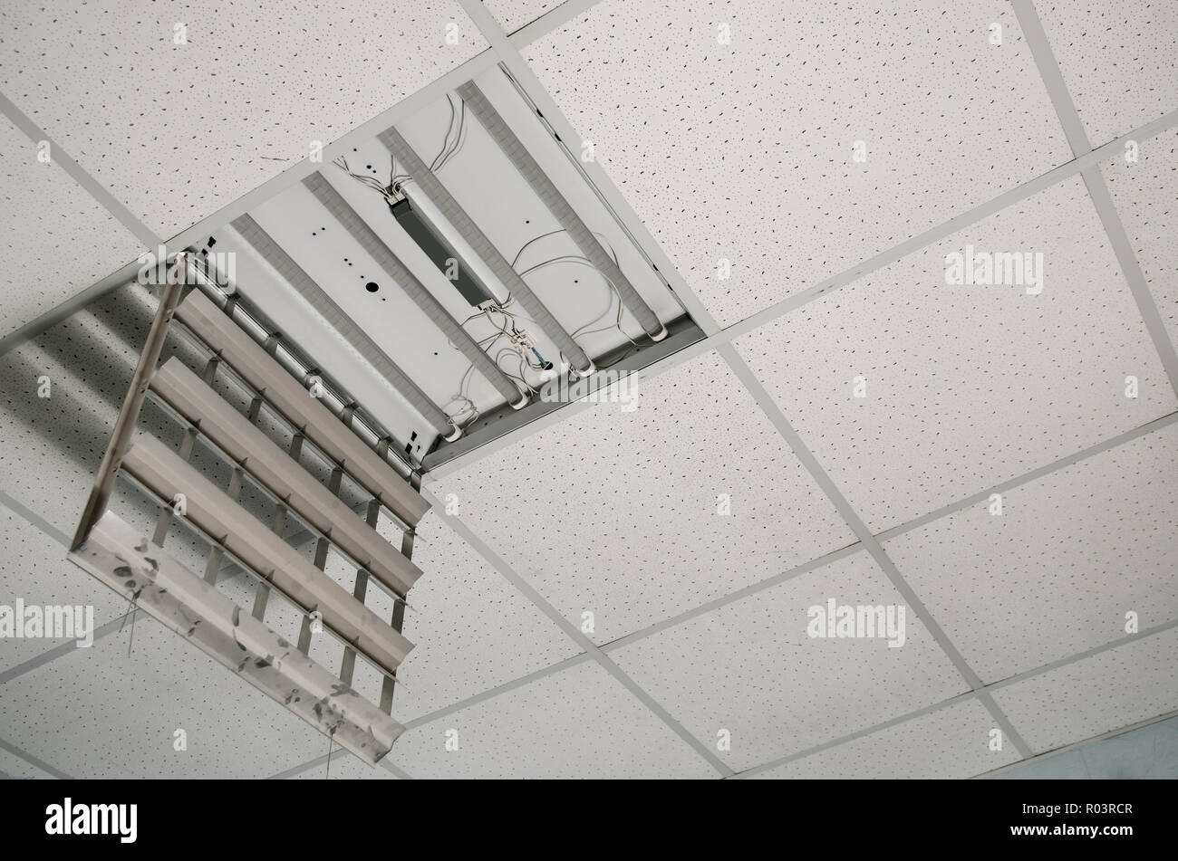 repair and installation of fluorescent lamp equipment in the office