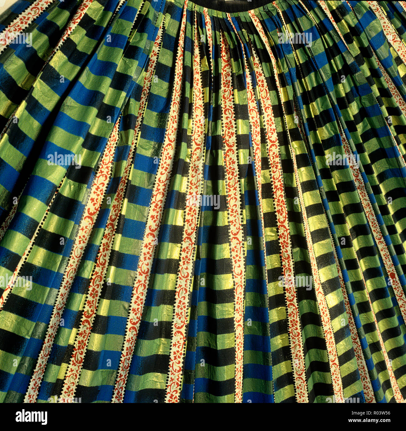 Black and gold patterned dress hi-res stock photography and images - Alamy