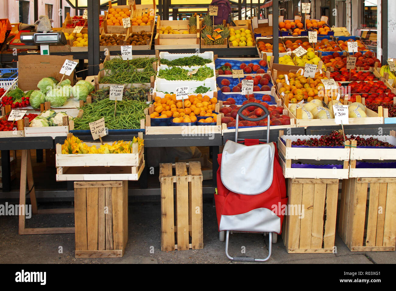 Fruits and vegetables stall at farmers market Stock Photo - Alamy