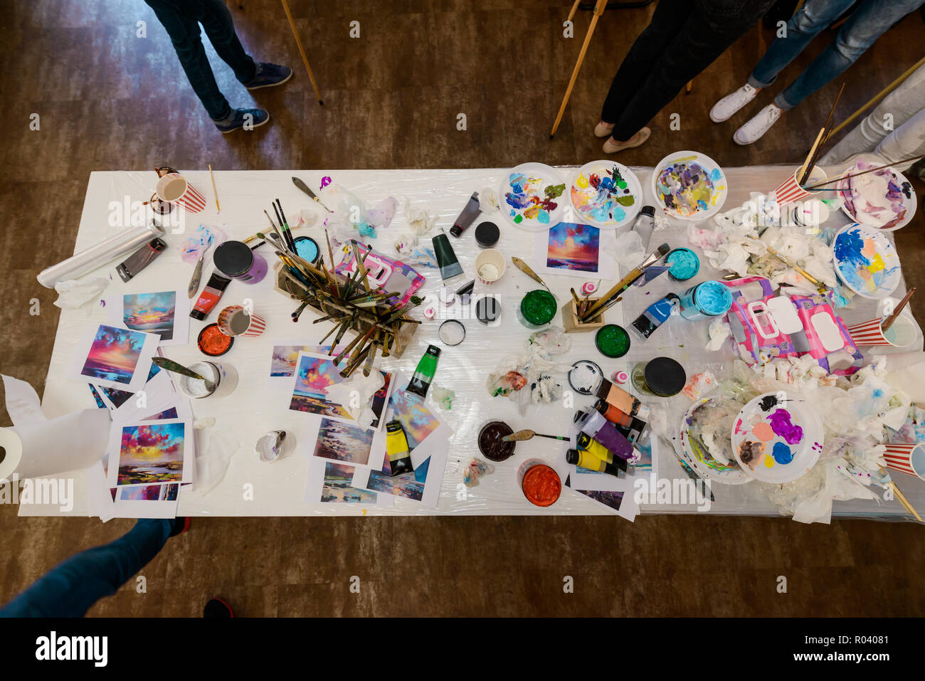Artist materials table hi-res stock photography and images - Alamy