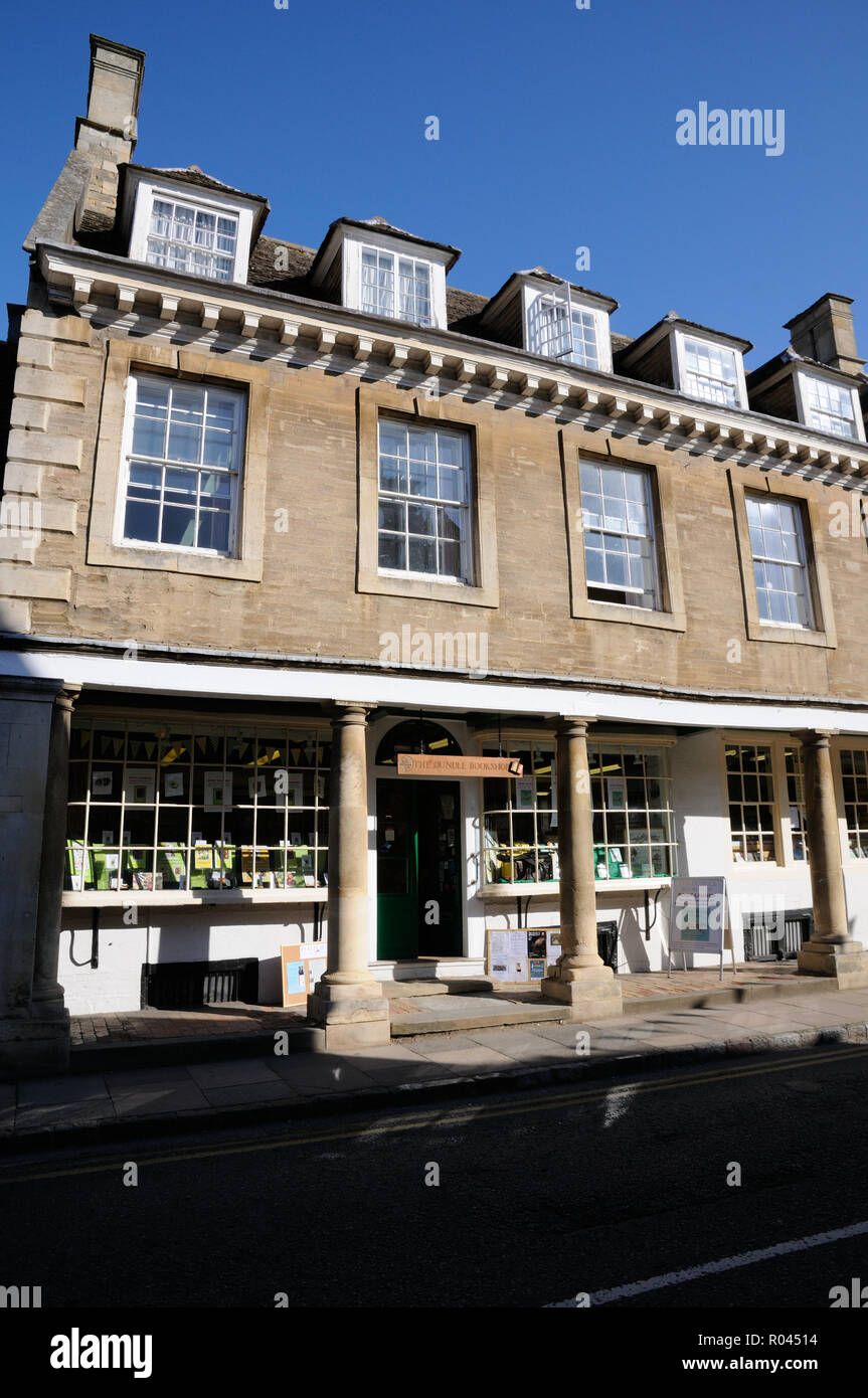 The Oundle Bookshop. Oundle, Northamptonshire, stands behind a handsome Doric colonnade. It has a charming shop front Stock Photo