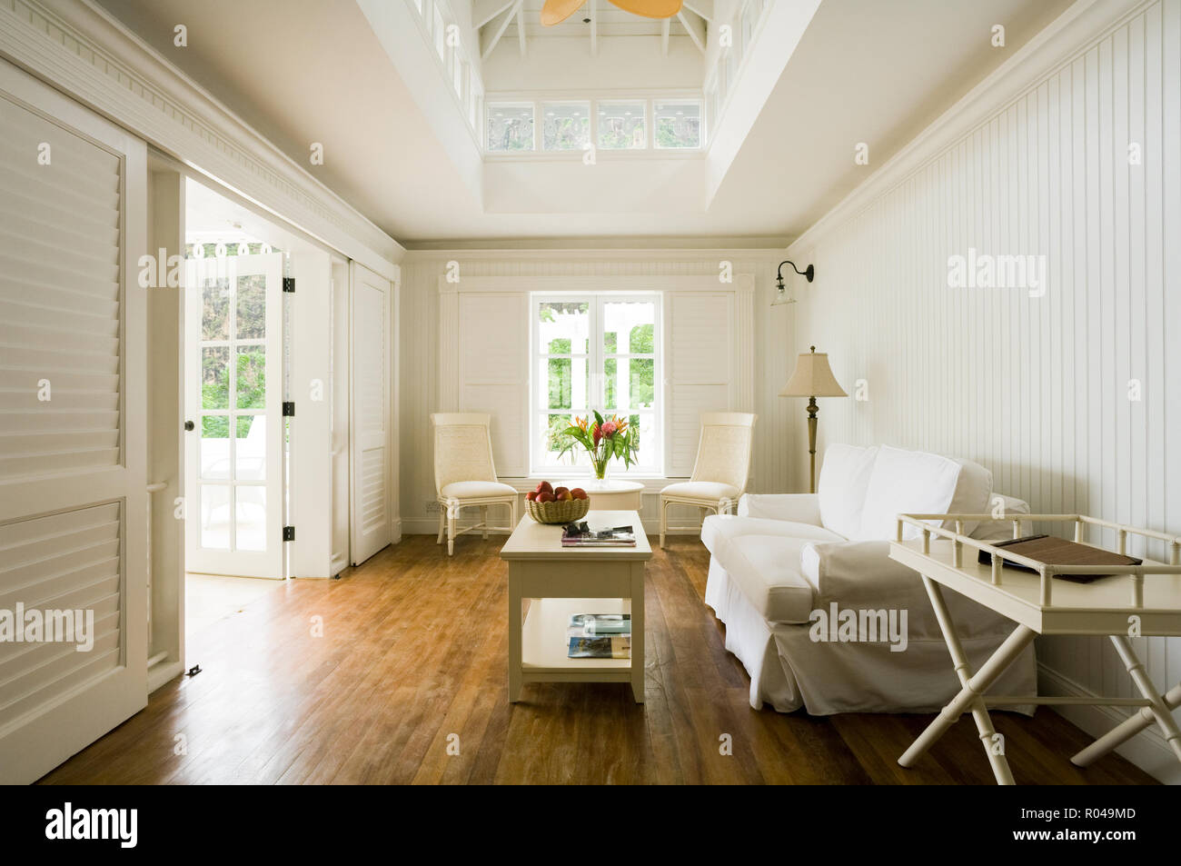 White living room with hardwood floors Stock Photo - Alamy