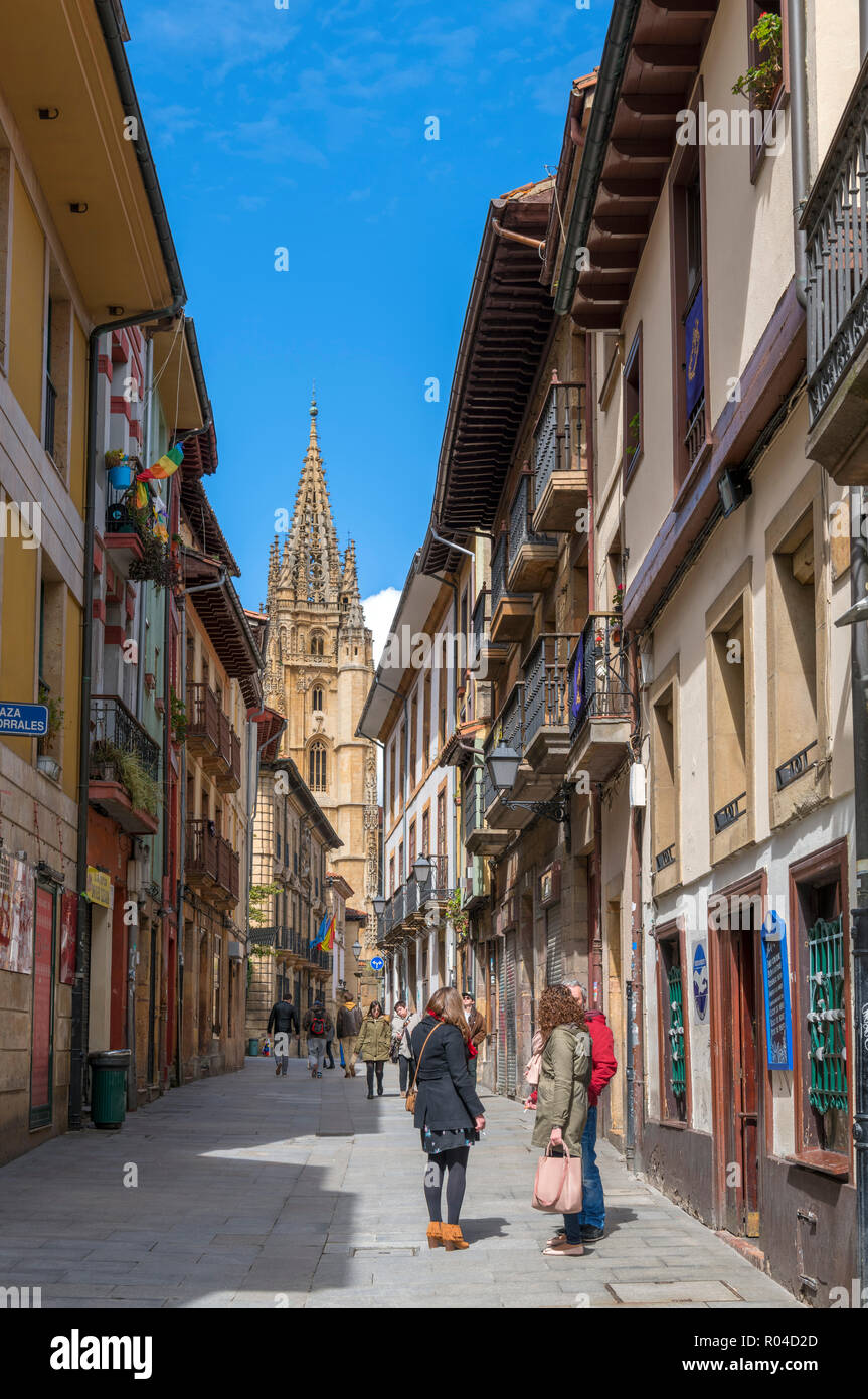 View down Calle Mon looking towards Oviedo Cathedral, Oviedo, Asturias, Spain Stock Photo