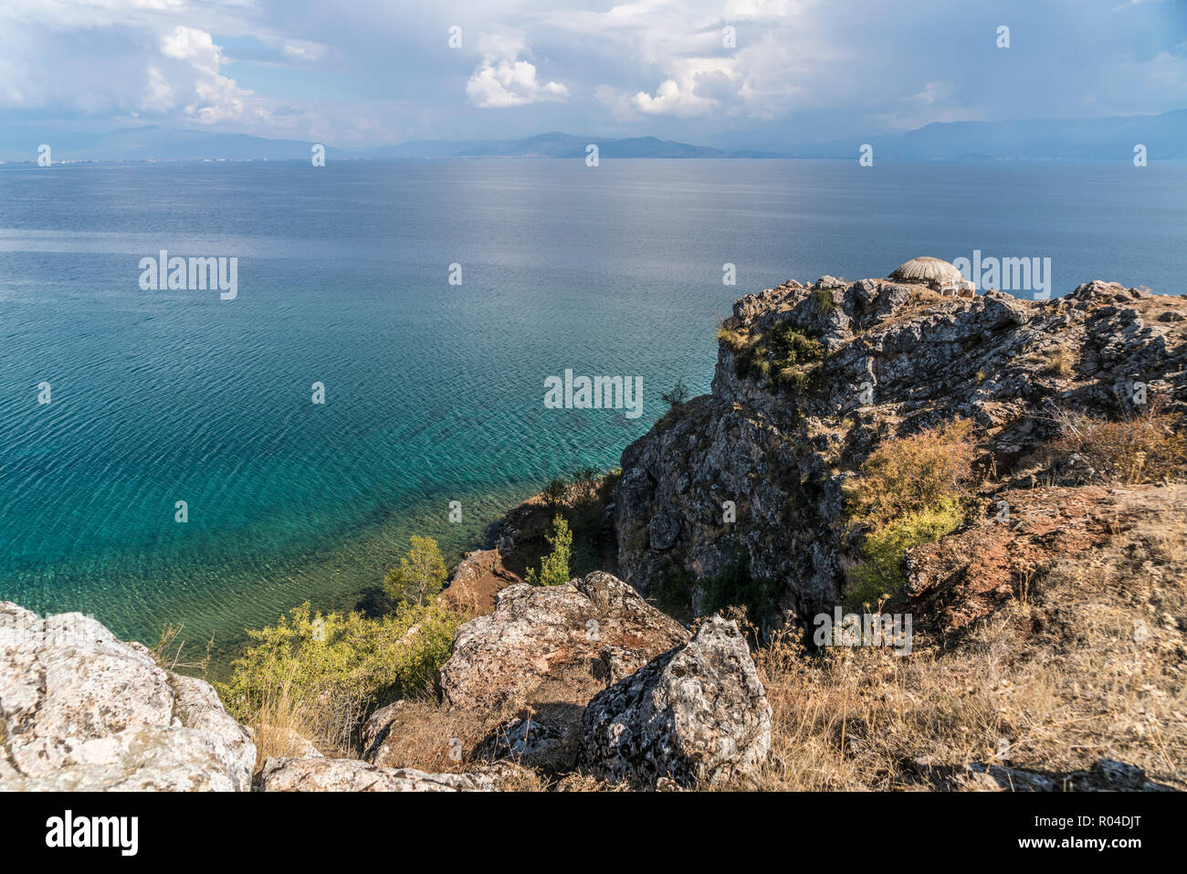 Ohridsee bei der Ortschaft Lin, Albanien, Europa | Lake Ohrid near  Lin village, Albania, Europe Stock Photo