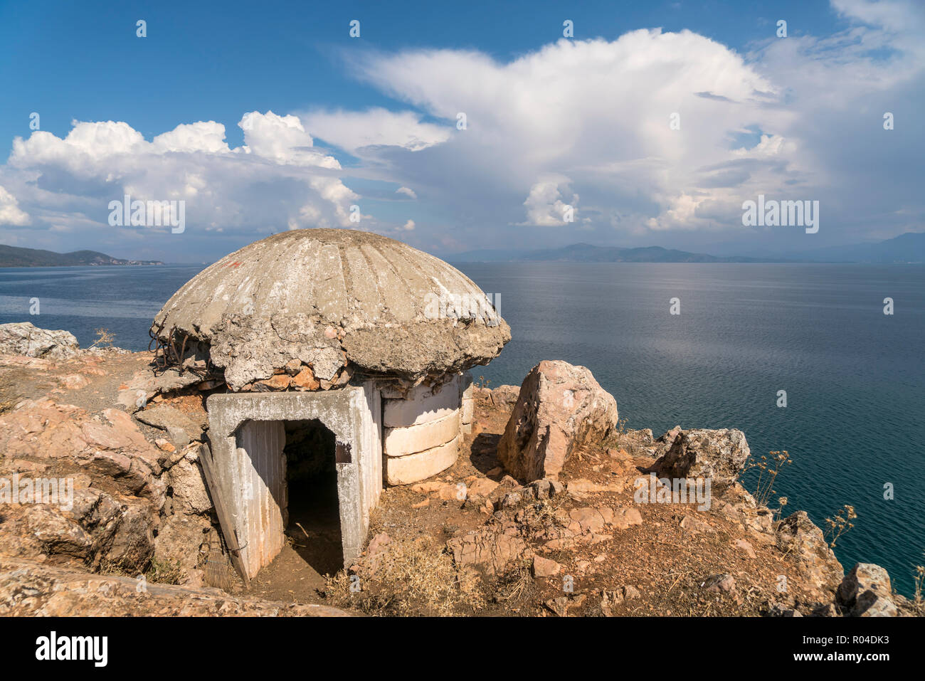 verlassener Bunker aus kommunistischer Zeit bei der Ortschaft Lin am Ohridsee, Albanien, Europa | abandoned concrete bunker near Lin village on Lake O Stock Photo