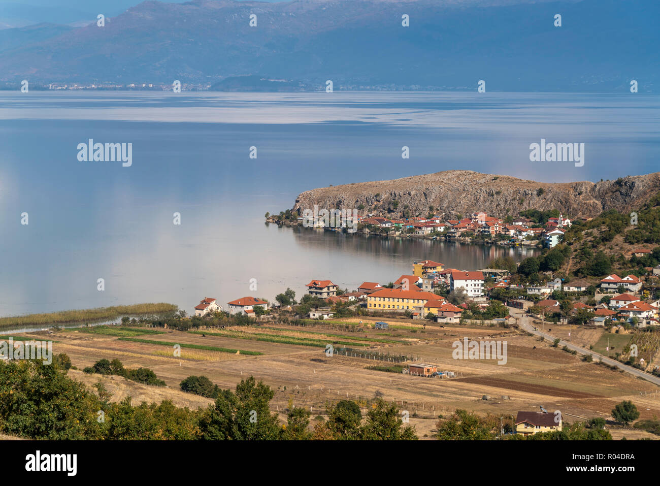Halbinsel und Ortschaft Lin am Ohridsee,  Albanien, Europa |  Lin village and peninsula on Lake Ohrid, Albania, Europe Stock Photo