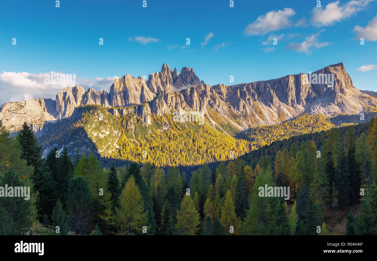 Croda da Lago and Lastoni di Formin mountains. Coniferos forest. The Dolomites in autumn season. Italian Alps. Europe. Stock Photo