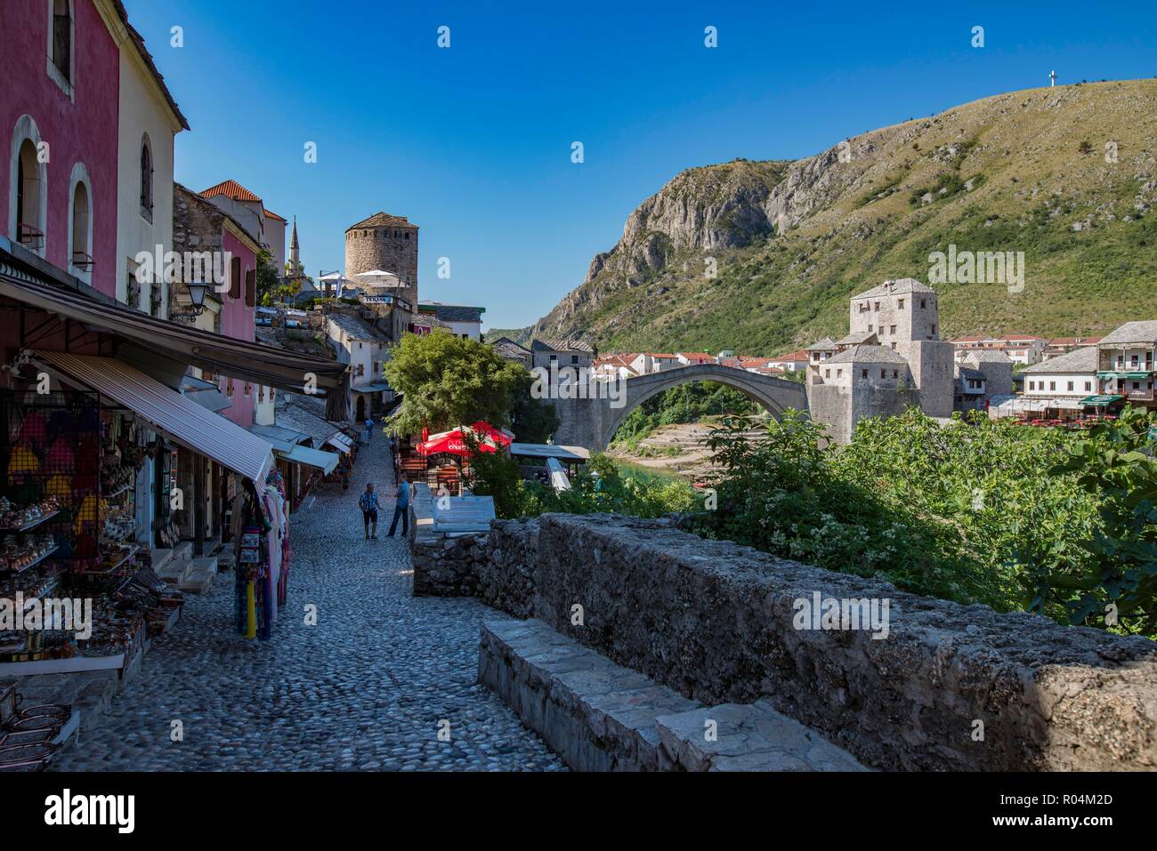 BOSNIA-HERZEGOVINA. Beautifullly renovated houses and snmall souvenirshops in the historic center around the rebuilt bridge, UNESCO World Heritage Stock Photo