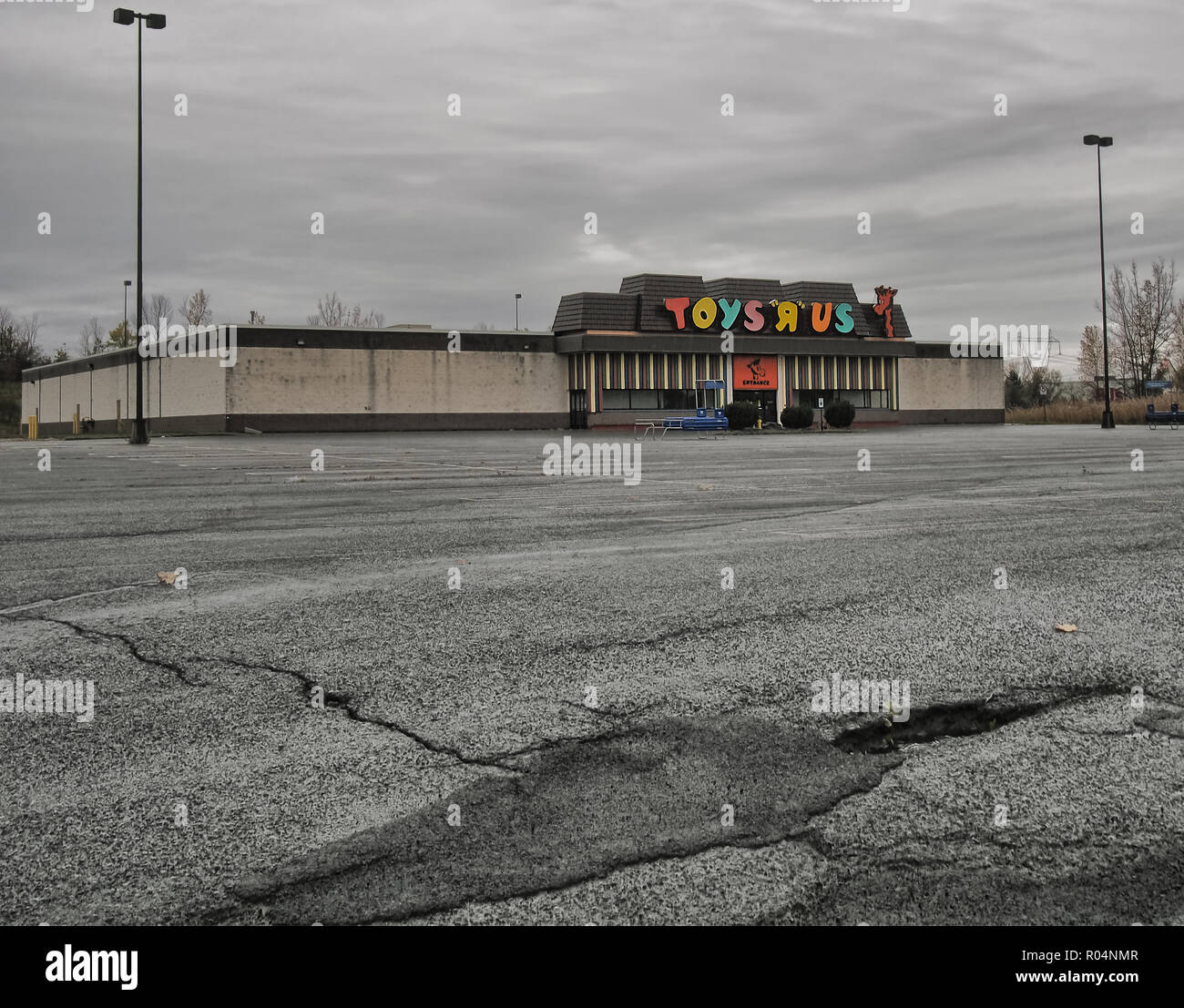 Clay, New York, USA. October 28, 2018. One of the over 200 closed Toys R Us stores in the United States after the company filed for bankruptcy in Sept Stock Photo