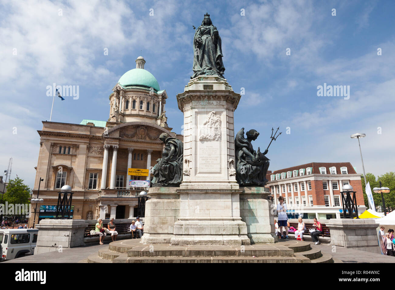 The Queen Victoria Monument and City Hall in Queen Victoria Square, Hull, Humberside, East Yorkshire Stock Photo