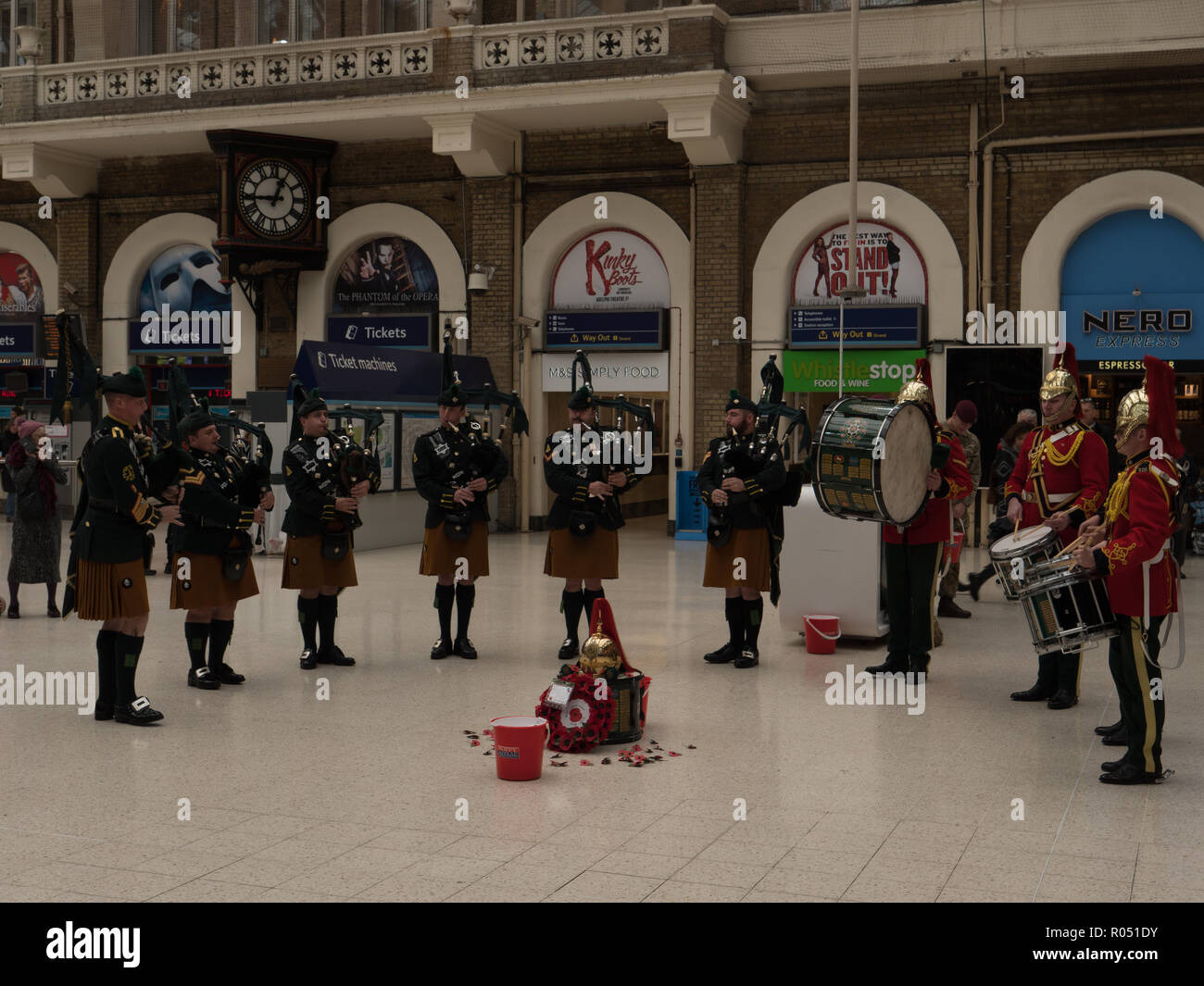 Charing Cross Station, London, UK. 1st November 2018. Members of the Pipes and Drums of the Royal Dragoon Guards, playing music and collecting at Charing Cross Station in support of the Poppy Appeal and the WW1 Centenary 1918 -2018, to the appreciation of the public, young and old. Credit: Joe Kuis / Alamy Live News Stock Photo
