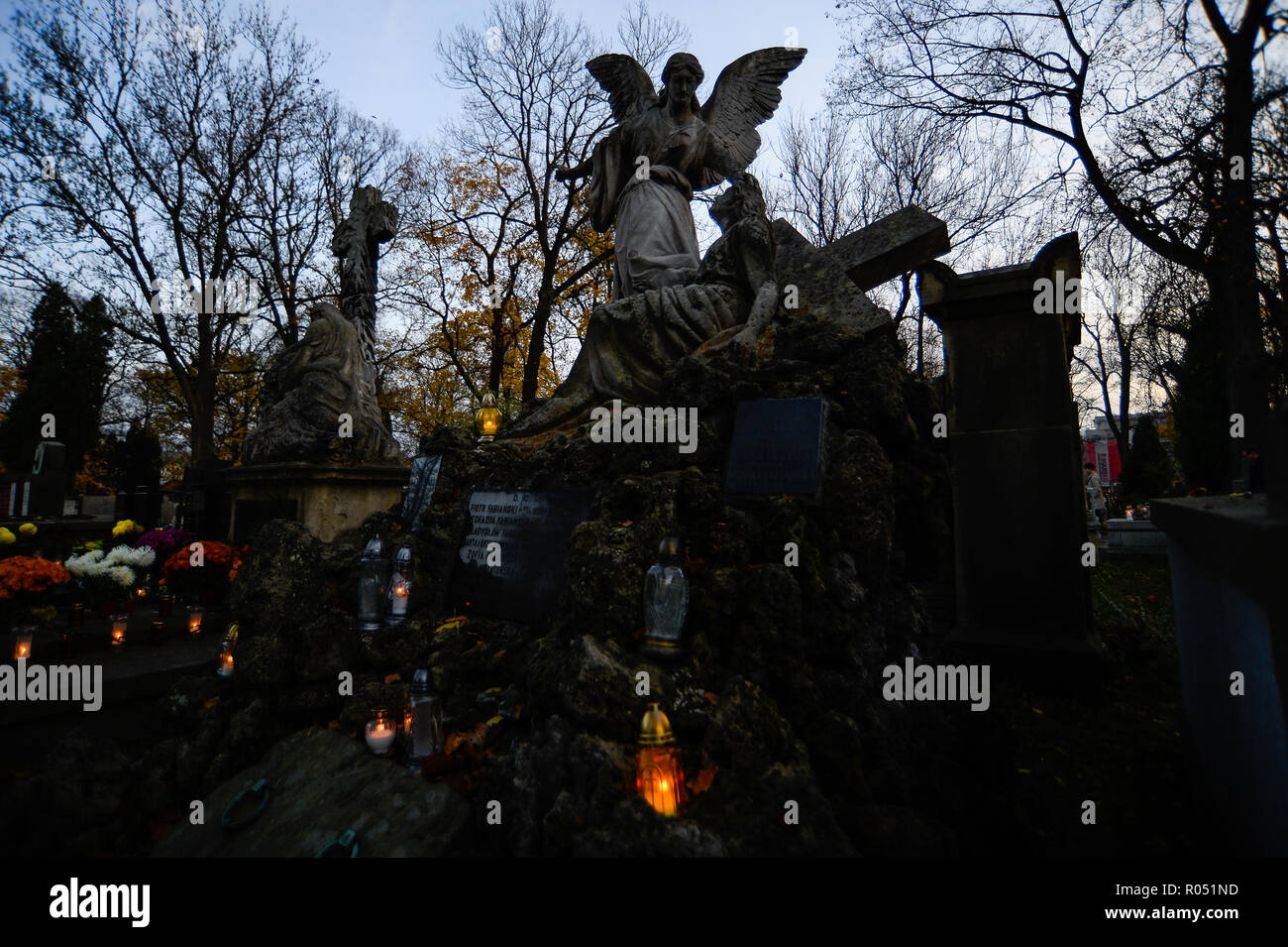 Krakow, Poland. 1st Nov, 2018. A grave with an angle statue seen at the Rakowicki Cemetery during the celebrations.All Saints Day, also known as The Day of the Dead, is a Roman Catholic day of remembrance of friends and loved ones who have passed away. Credit: Omar Marques/SOPA Images/ZUMA Wire/Alamy Live News Stock Photo