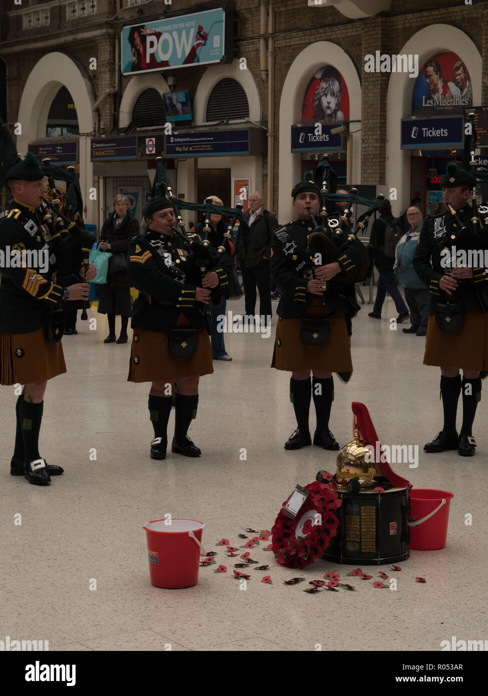 Charing Cross Station, London, UK. 1st November 2018. Members of the Pipes and Drums of the Royal Dragoon Guards, playing music and collecting at Charing Cross Station in support of the Poppy Appeal and the WW1 Centenary 1918 -2018, to the appreciation of the public, young and old. Credit: Joe Kuis / Alamy Live News Stock Photo