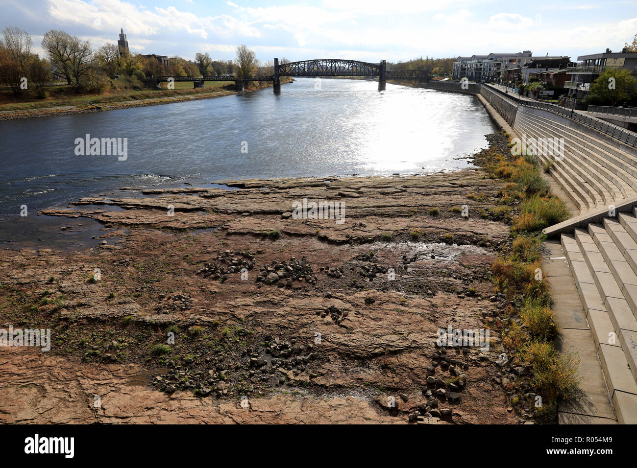 Magdeburg, Germany. 31st Oct, 2018. Despite the last rainy days, the Magdeburger Domfelsen shows its full extent. This year the Elbe River has its lowest water level for over 80 years and a navigation is still not feasible. Credit: Peter Gercke/dpa-Zentralbild/ZB/dpa/Alamy Live News Stock Photo
