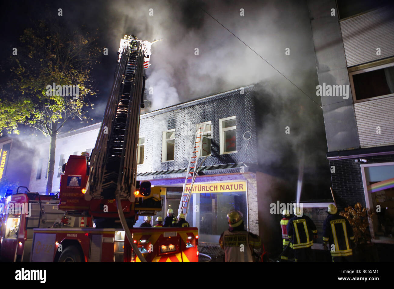 Hagen, Germany. 01st Nov, 2018. The fire department extinguishes a fire