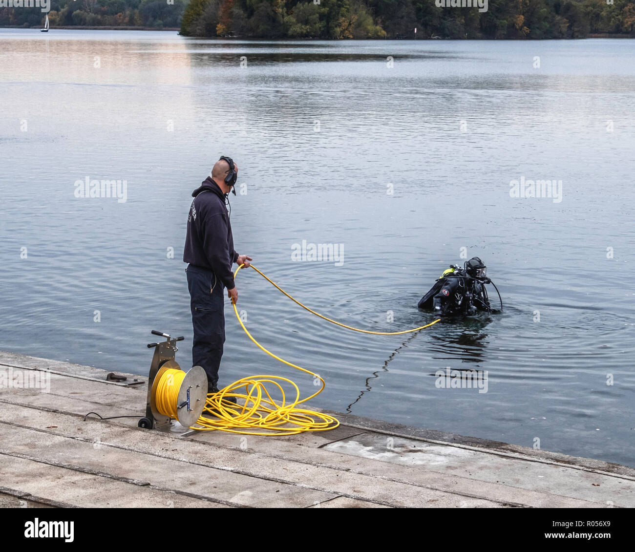 Tegel Lake,Berlin,Germany. 1st November 2018. Police scuba divers diving in Tegel Lake. Two divers enter the water on life lines while a police boat patrols the surrounding water. Credit: Eden Breitz/Alamy Live News Stock Photo