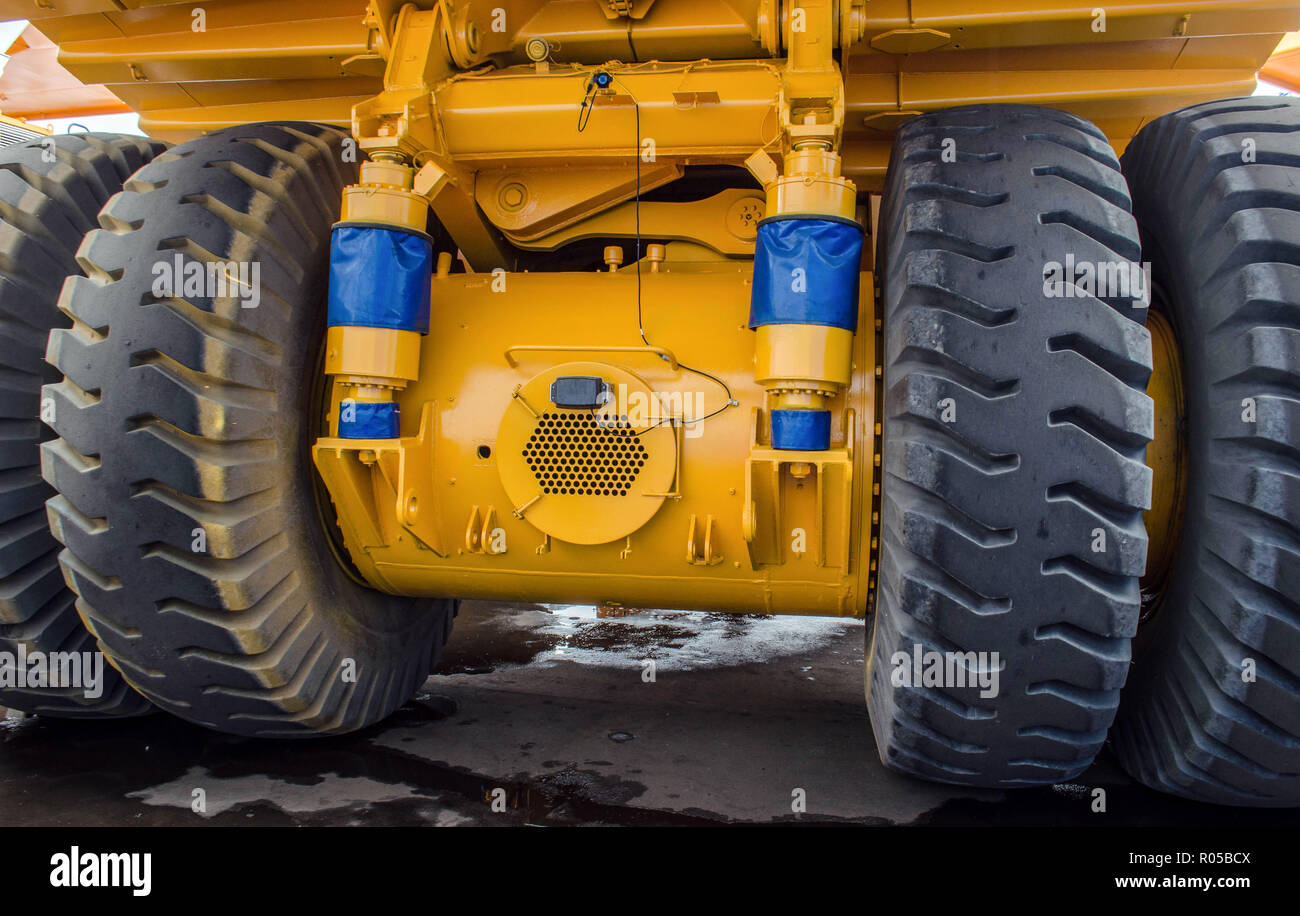 suiker congestie wastafel The protector of a large rubber wheel. Huge rubber tire career dump trucks,  mining trucks from the tipper. Mounting Stock Photo - Alamy