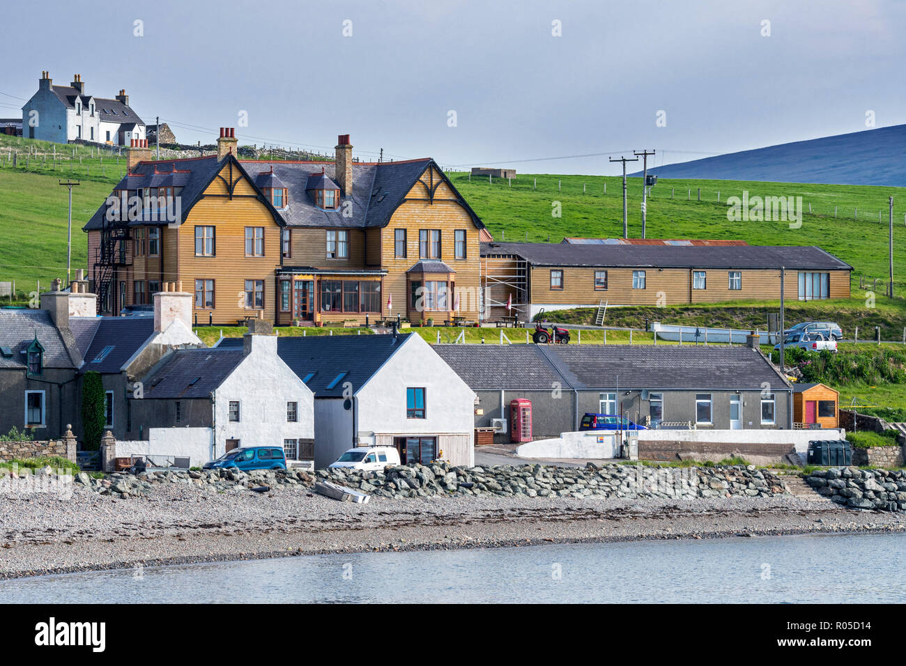 St Magnus Bay Hotel in the coastal village Hillswick, Northmavine, Mainland, Shetland Islands, Scotland, UK Stock Photo