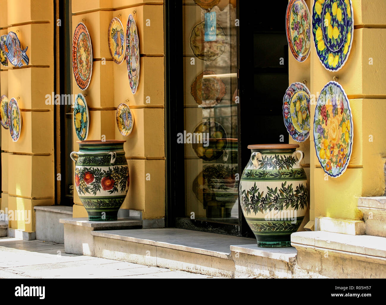 Greek store front hi-res stock photography and images - Alamy