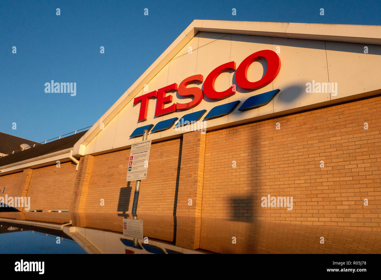 Supermarket shop fronts hi-res stock photography and images - Alamy