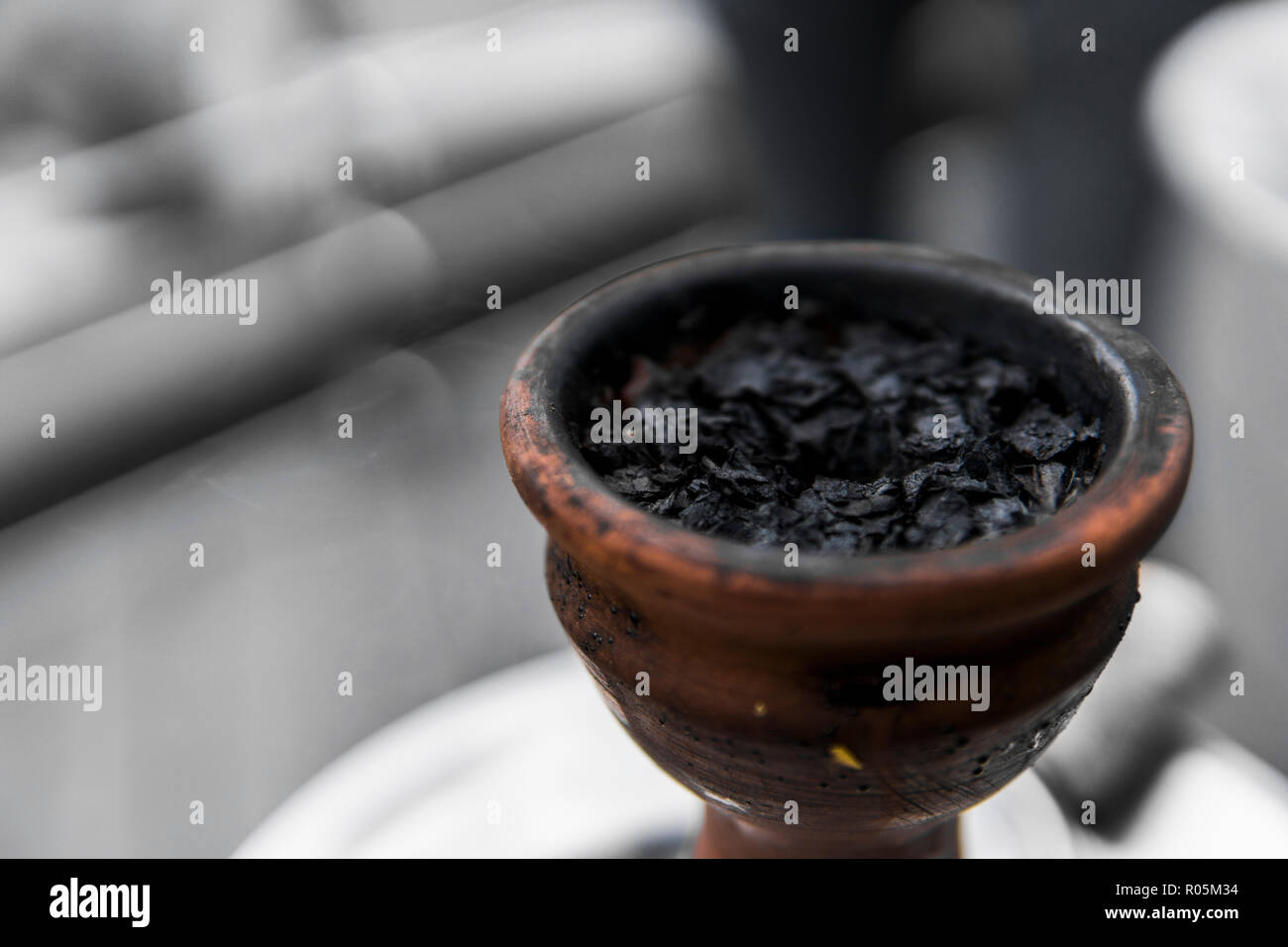 https://c8.alamy.com/comp/R05M34/tobacco-for-hookah-in-a-clay-bowl-for-shisha-smoke-R05M34.jpg