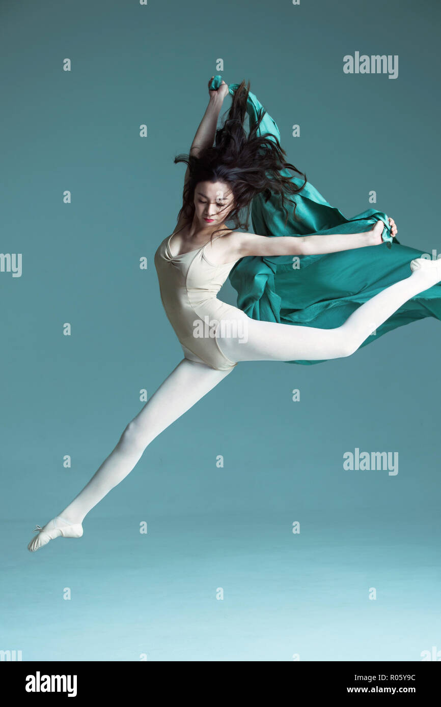 Women dancing in dance studio hi-res stock photography and images - Alamy