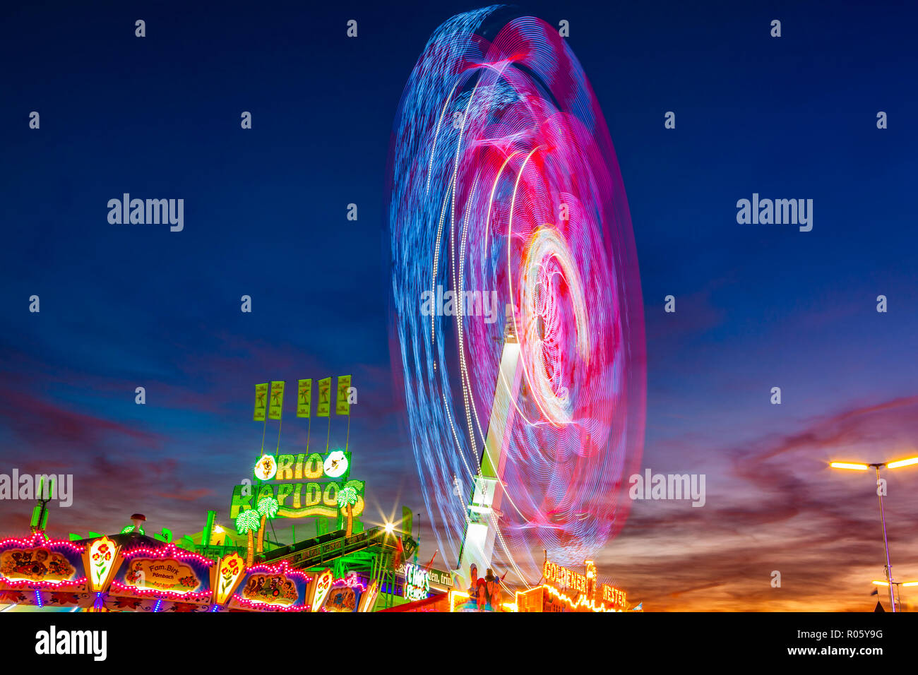Ride Chaos Pendulum in motion at night, Oktoberfest, Theresienwiese ...