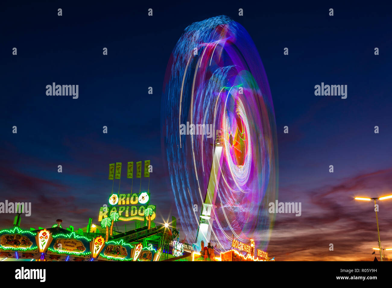 Ride Chaos Pendulum in motion at night, Oktoberfest, Theresienwiese ...