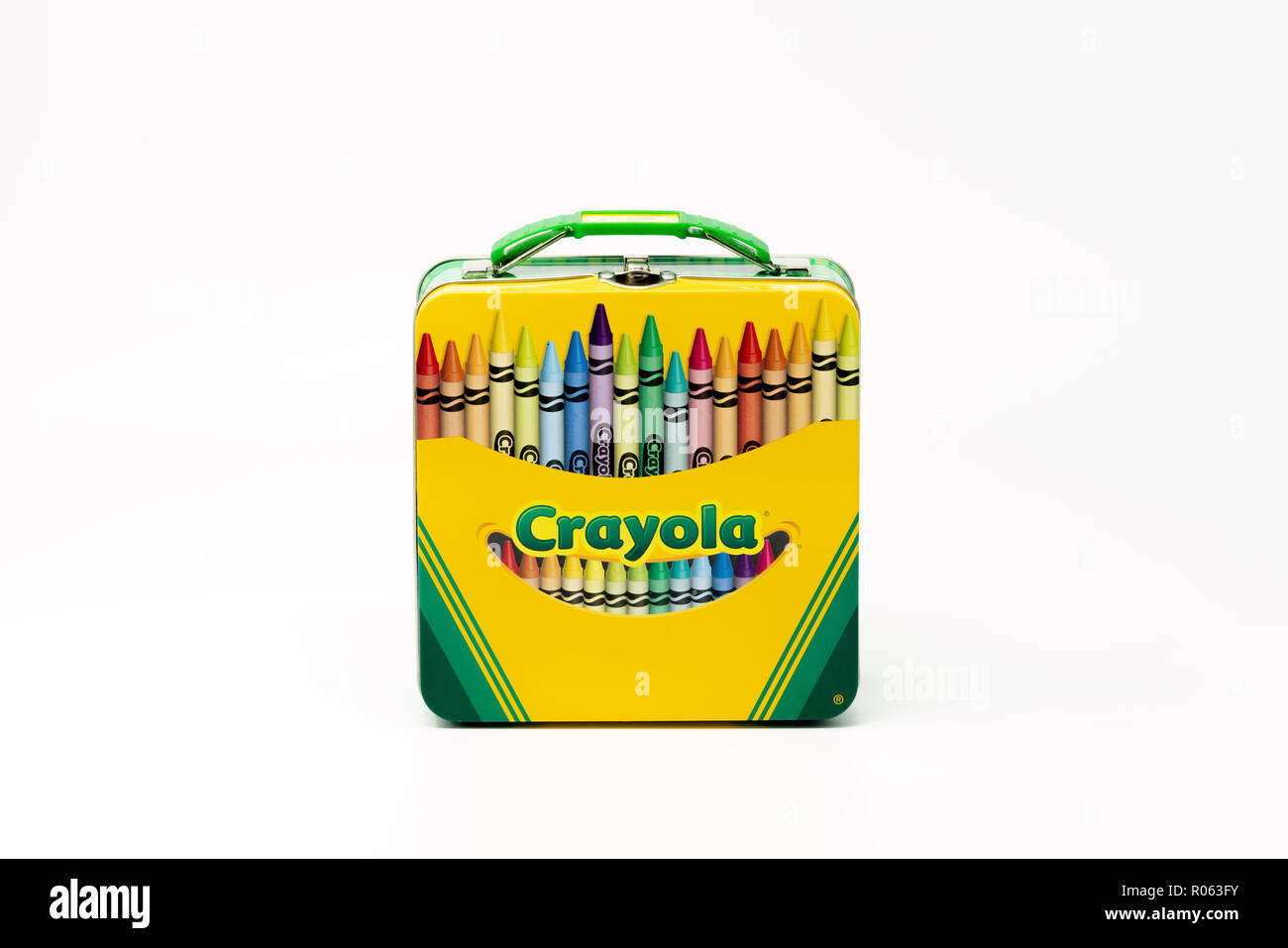 Una caja abierta de crayolas de Crayola en un escritorio para niños, EE.UU  Fotografía de stock - Alamy