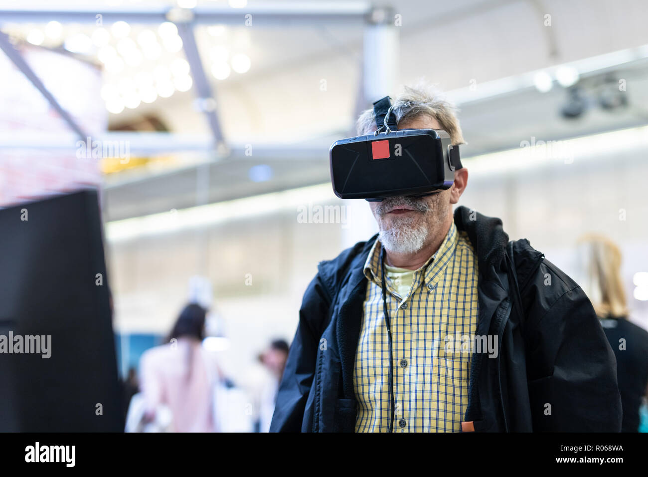 Virtual reality simulation hi-res stock photography and images - Alamy