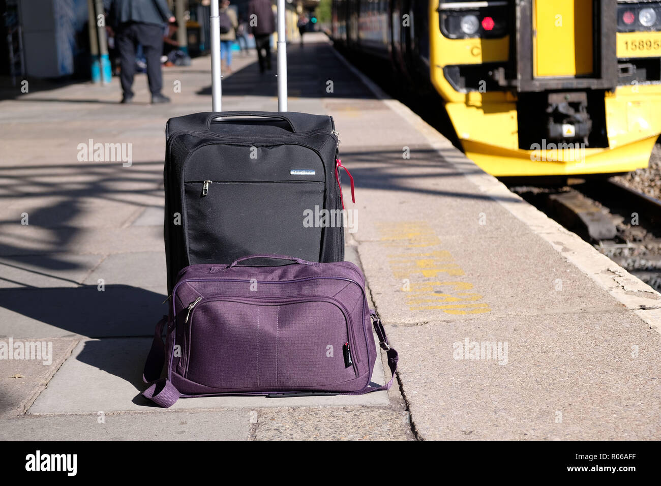 Pic shows: New tiny bag size allowed on Ryanair planes for free. Purple bag  is the new size 40-20-25 cm next to the old allowed (wheelie bag) which w  Stock Photo - Alamy