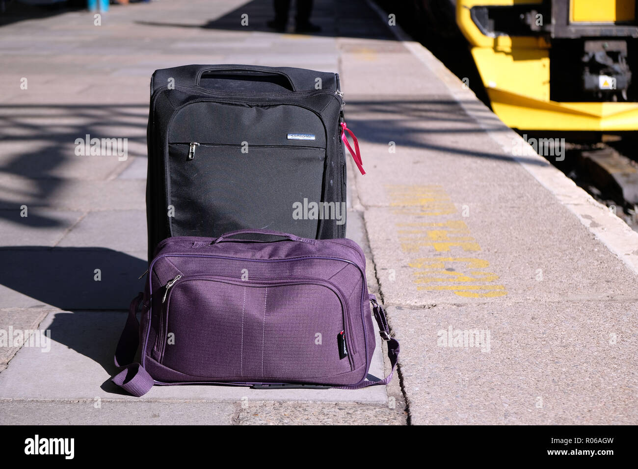Pic shows: New tiny bag size allowed on Ryanair planes for free. Purple bag  is the new size 40-20-25 cm next to the old allowed (wheelie bag) which w  Stock Photo - Alamy