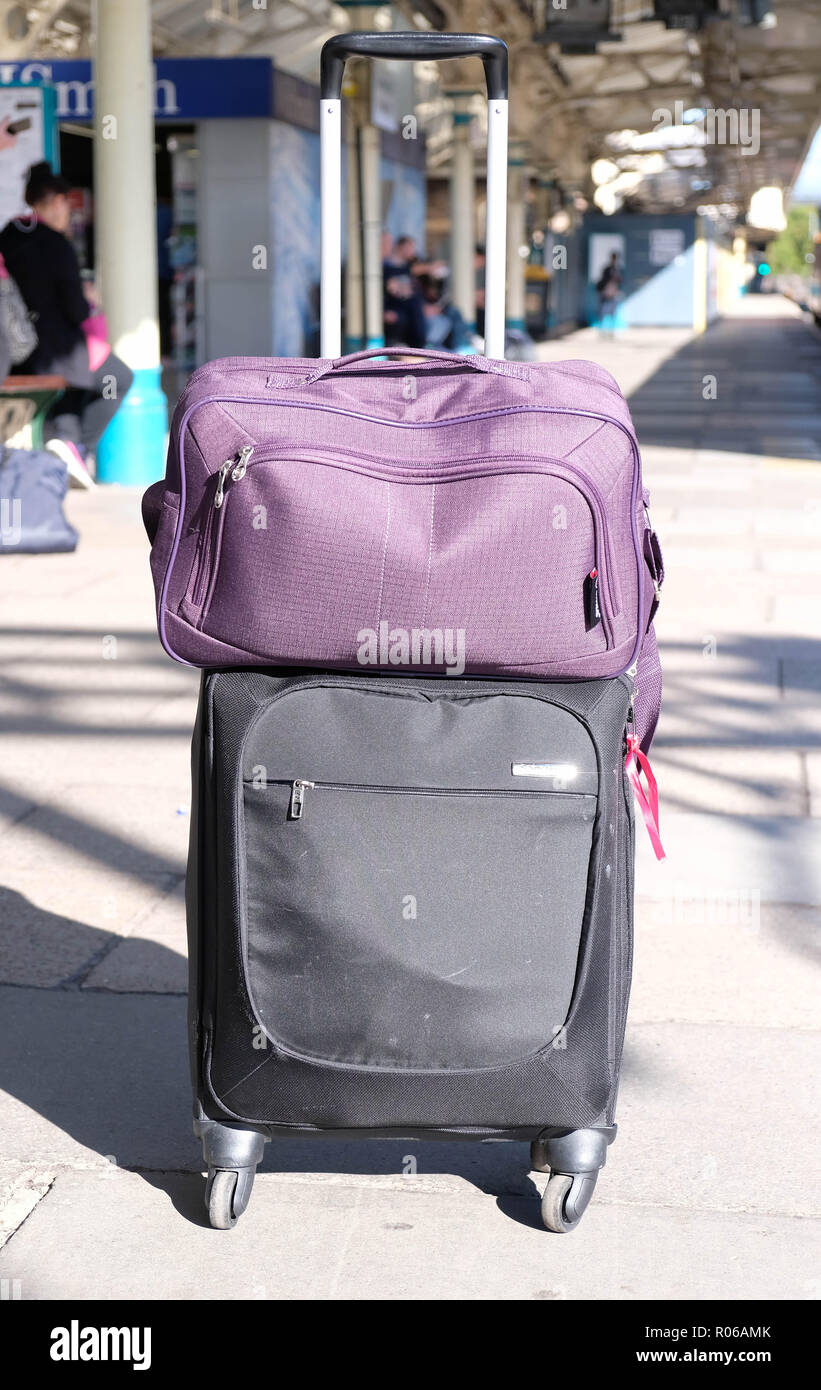 Pic shows: New tiny bag size allowed on Ryanair planes for free. Purple bag  is the new size 40-20-25 cm next to the old allowed (wheelie bag) which w  Stock Photo - Alamy