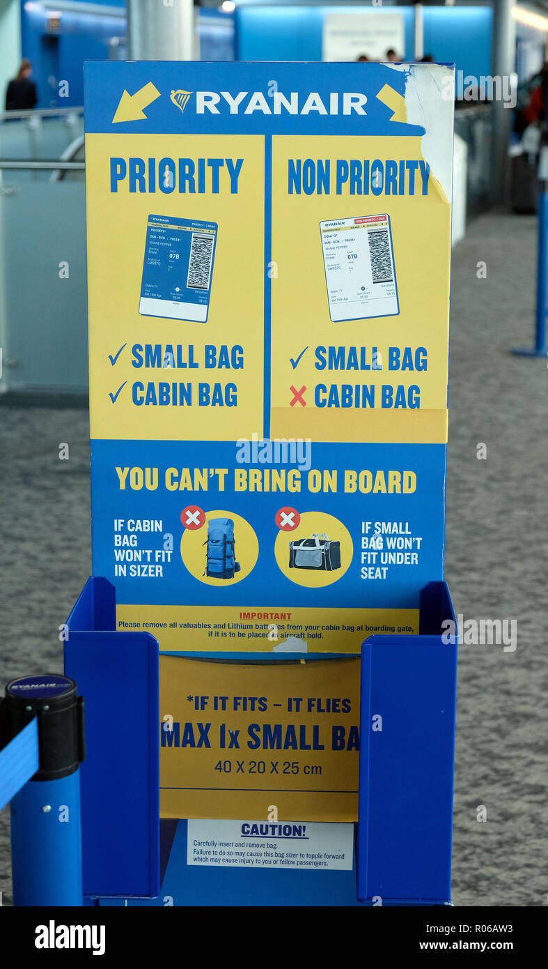Pic shows: New tiny bag size allowed on Ryanair planes for free. Checking sizer at all the gates to stop passengers see here at Stansted Airport. Stock Photo - Alamy