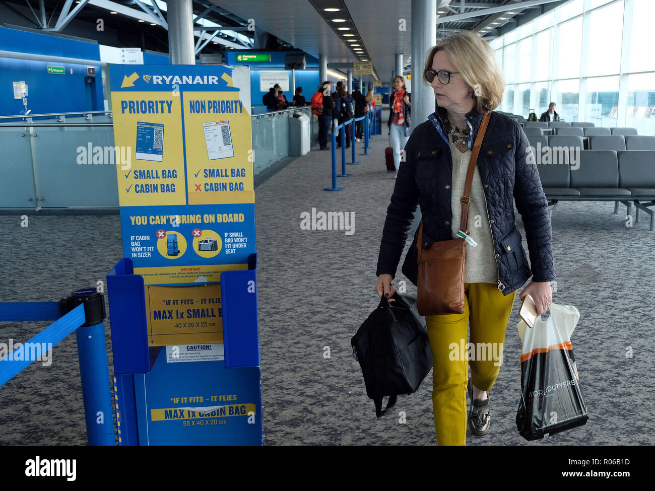 Pic shows: New tiny bag size allowed on Ryanair planes for free. Checking sizer at all the gates to stop passengers see here at Stansted Airport. Stock Photo - Alamy