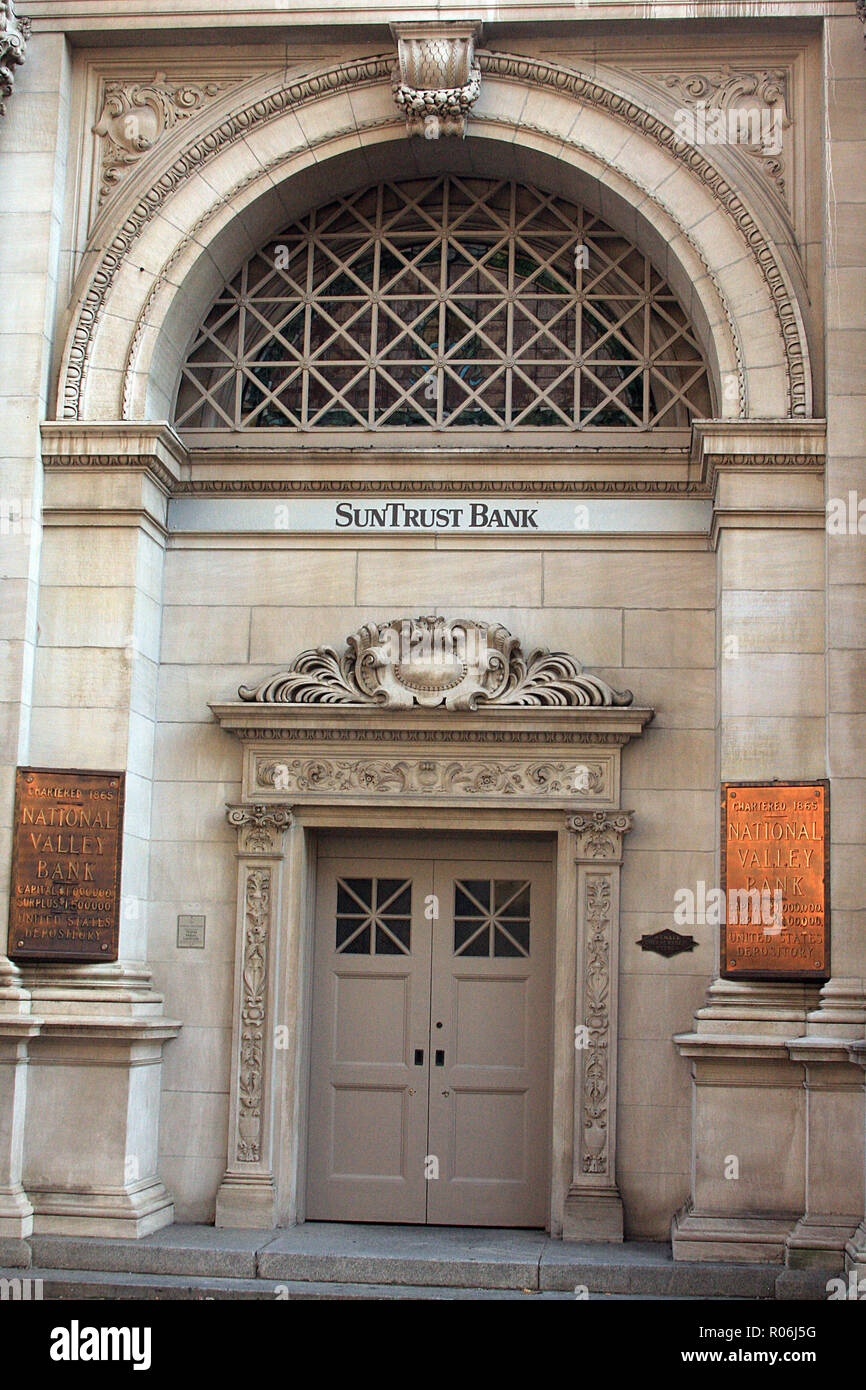 Entrance to SunTrust Bank in downtown Staunton, VA, USA Stock Photo Alamy