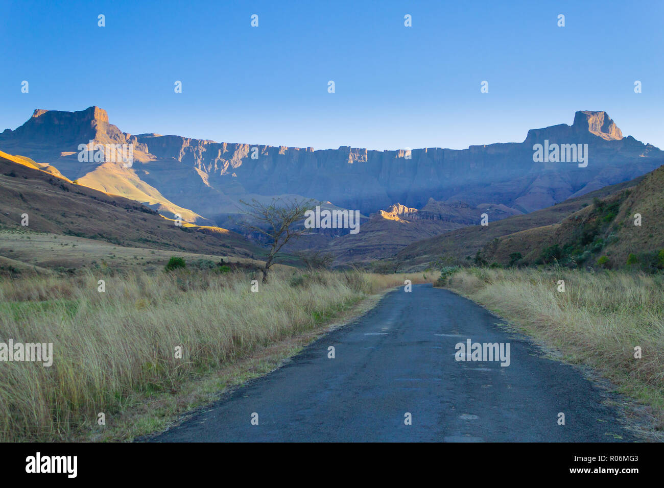 South African landmark, Amphitheatre from Royal Natal National Park ...