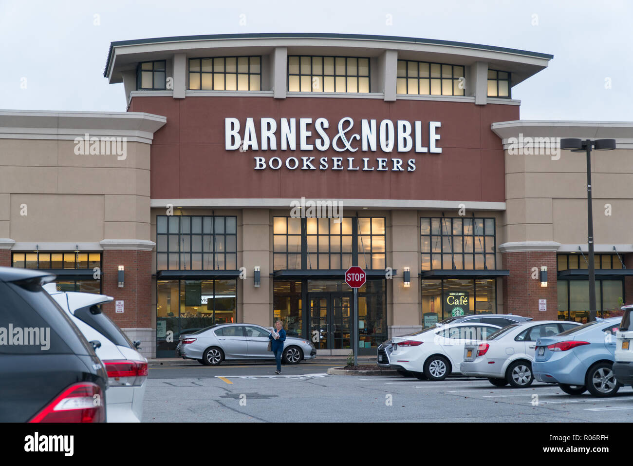 New York Usa Circa 18 Barnes Noble Booksellers Book Store Retail Location In Suburban Shopping Center Exterior Store Front Facade Signage Stock Photo Alamy