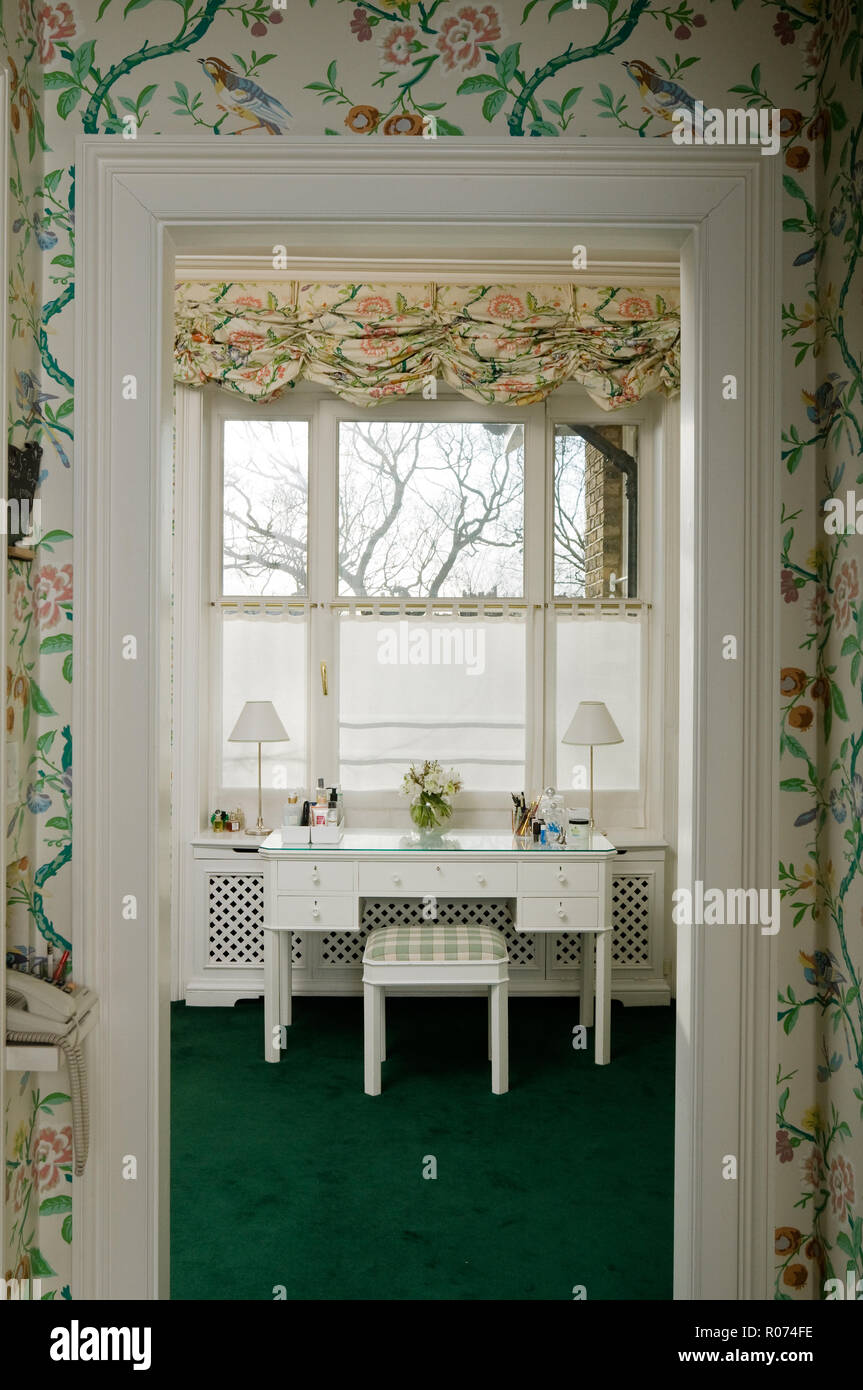 Edwardian bathroom with floral wallpaper Stock Photo - Alamy